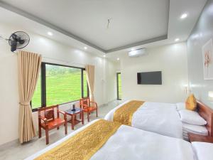 同文Van Anh Hotel - Restaurant的一间卧室，里面有一张床和一扇大窗户。