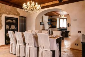 a dining room with a table and white chairs at Volver B&B Spoleto in Spoleto