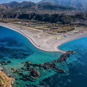 una vista aérea de una playa junto al océano en La Maison Apparthotel, en Praia a Mare