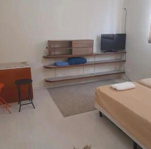 um quarto com 2 camas e uma televisão de ecrã plano em Quattrô suítes Santos em Santos