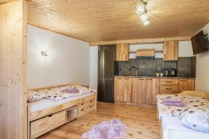 2 camas en una habitación con cocina en Statek U Dubu, en Svojetín