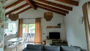 un soggiorno con un divano e un tavolo con una televisione di La Flor de Agua a Torielló