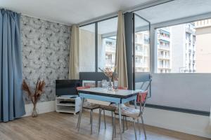 une salle à manger avec une table bleue et des chaises dans l'établissement *Las Flores* joli studio avec balcon, à Marseille