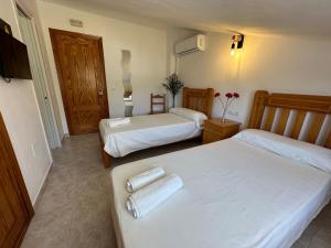 Postel nebo postele na pokoji v ubytování Hostal Sango Sierra de las Nieves