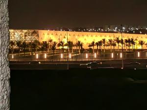 un edificio con palmeras y luces por la noche en Adams Guest House, en El Cairo