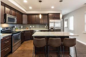 Dapur atau dapur kecil di Two Comfy Condos Near City Center OTR UC Zoo