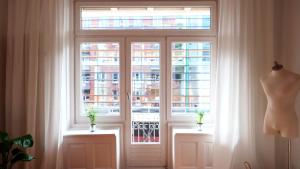 a large window with two vases in front of it at Elbperle! Zentrales Apartment an der Elbe in Hamburg