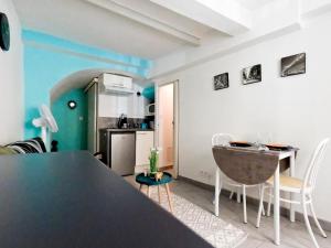 a kitchen and living room with a table and chairs at Superbe appartement Montélimar in Montélimar +13 photos
