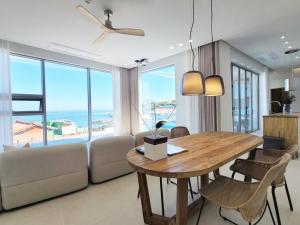 uma sala de estar com uma mesa e um sofá em Pohang Poolvilla Dearmood em Pohang