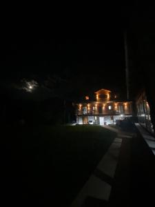 een gebouw verlicht in de nacht met lichten bij Gegest Hotel in Theth
