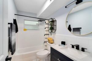 un bagno con lavandino, WC e specchio di Ocean 2 - Seaside boutique a Indian Harbour Beach Altre 28 foto
