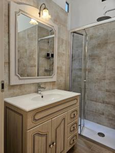 un baño con lavabo y ducha en Resort del Roster, en Florencia 19 fotos más