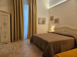 Cette chambre comprend 2 lits et une fenêtre. dans l'établissement Resort del Roster, à Florence