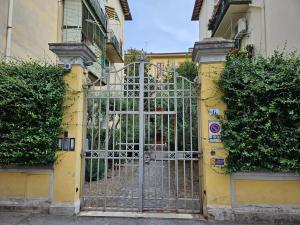 una puerta metálica en el lateral de un edificio en Resort del Roster, en Florencia