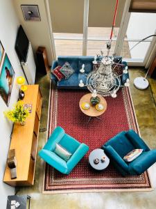 una vista aérea de una sala de estar con muebles azules en Ancien Cinema Loft en Vianden