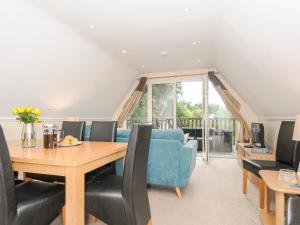 - un salon avec une table et un canapé bleu dans l'établissement 42 Valley Lodge, à Callington