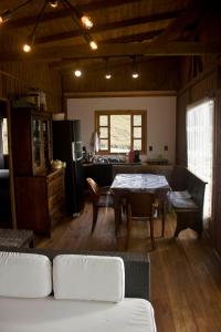 sala de estar con mesa y cocina en Colina Branca, en Rio Rufino
