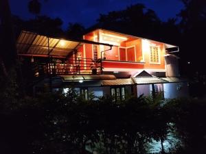 ein Haus mit Pool in der Nacht davor in der Unterkunft Bhuvanam homestay in Kalpatta