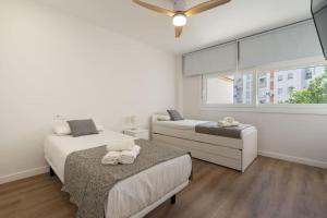 1 dormitorio con 2 camas y ventana en Apartoyou - Enamorados, en El Puerto de Santa María