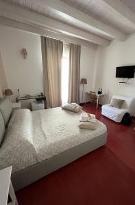 ein Schlafzimmer mit einem großen weißen Bett und einem Fenster in der Unterkunft Yhomisus in Comiso