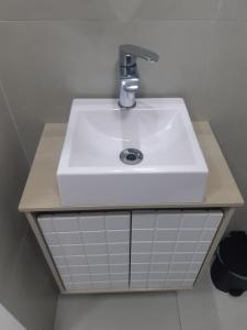 un lavabo blanco sentado en un estante en un baño en Lev Apartments - Apto Beira-Mar - Posto 2 - Copacabana, en Río de Janeiro