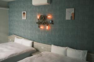Una cama o camas en una habitación de 埔里柴居民宿