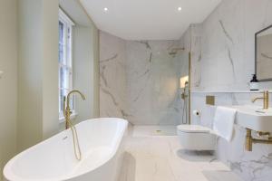 Koupelna v ubytování Dragon Suites Luxury Serviced Apartments at Walker Street