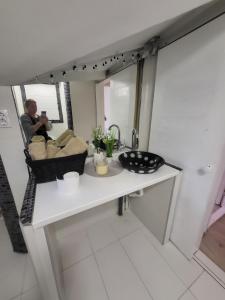 mężczyzna robiący zdjęcie salonu z lustrem w obiekcie Vila Marija w mieście Ribarska Banja