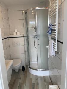 米茲多洛傑的住宿－Apartamenty i Pokoje Gracja Miedzyzdroje，带淋浴和卫生间的浴室