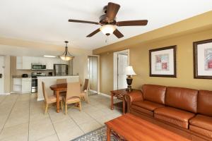 منتجع ويست غيت تاورز في أورلاندو: غرفة معيشة بها أريكة وطاولة