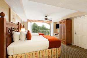 منتجع ويست غيت تاورز في أورلاندو: غرفة فندق بها سرير ونافذة +13 صورة