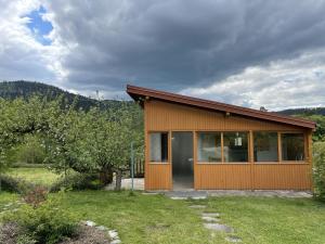 mały domek na środku pola w obiekcie Le pavillon de l'étang w mieście Vagney