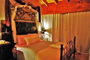 a bedroom with a bed with a wooden head board at Quintinha D`Arga in Caminha