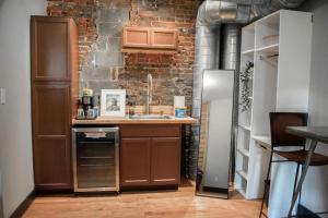La cuisine est équipée d'un évier et d'un réfrigérateur. dans l'établissement Great Parkside Microapartment Location AND Price, à Cincinnati