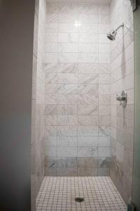 La salle de bains est pourvue d'une douche et de carrelage. dans l'établissement Great Parkside Microapartment Location AND Price, à Cincinnati