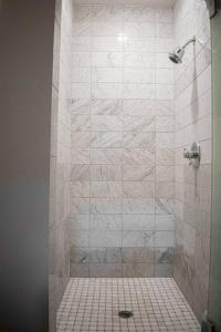 Bilik mandi di Great Parkside Microapartment Location AND Price