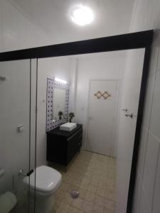 bagno con servizi igienici, lavandino e specchio di Apartamento Beira Mar - Enseada - Guarujá - 150 metros da praia a Guarujá