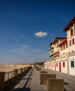 plaża z szeregiem budynków obok plaży w obiekcie La Junior Suite w mieście Soorts-Hossegor