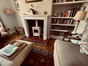 ein Wohnzimmer mit Couch und Kamin in der Unterkunft Pass the Keys Scallop Cottage Oasis of Calm in Rye + 31 Fotos