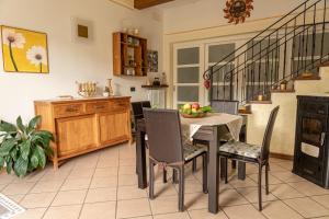 eine Küche mit einem Tisch und einer Obstschale darauf in der Unterkunft Rosmary in Bosco Chiesanuova