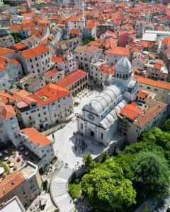 una vista aérea de una ciudad con una torre de reloj en Apartman Lana, en Zablaće