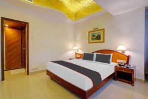 A bed or beds in a room at Hotel Indraprastha
