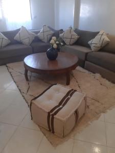 uma sala de estar com um sofá e uma mesa de centro em APPARTEMENT Hana Majorelle em Marrakech