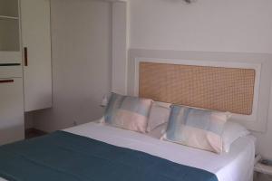ein Schlafzimmer mit einem Bett mit zwei Kissen in der Unterkunft MADRAS LODGE in Le Diamant