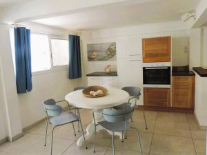 eine Küche mit einem Tisch und Stühlen im Zimmer in der Unterkunft MADRAS LODGE in Le Diamant