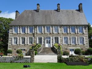 PercyにあるManoir Saint Martin Chambres d'hôtesの前に階段のある古い石造りの家