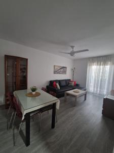 Posedenie v ubytovaní Apartamento Acogedor en Los Patios De San Basilio