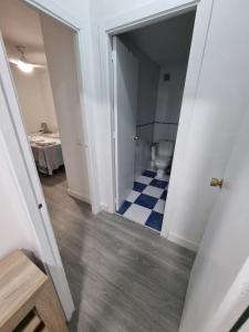 a hallway with a toilet in a room at Apartamento Acogedor en Los Patios De San Basilio in Córdoba