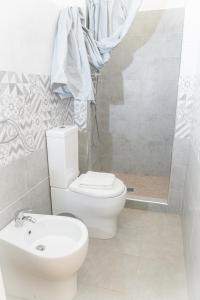 ノートにあるCasa Rosalbaのバスルーム(トイレ、洗面台、シャワー付)