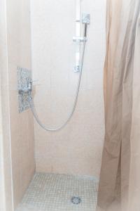 eine Dusche mit einem Schlauch im Bad in der Unterkunft Casa Rosalba in Noto